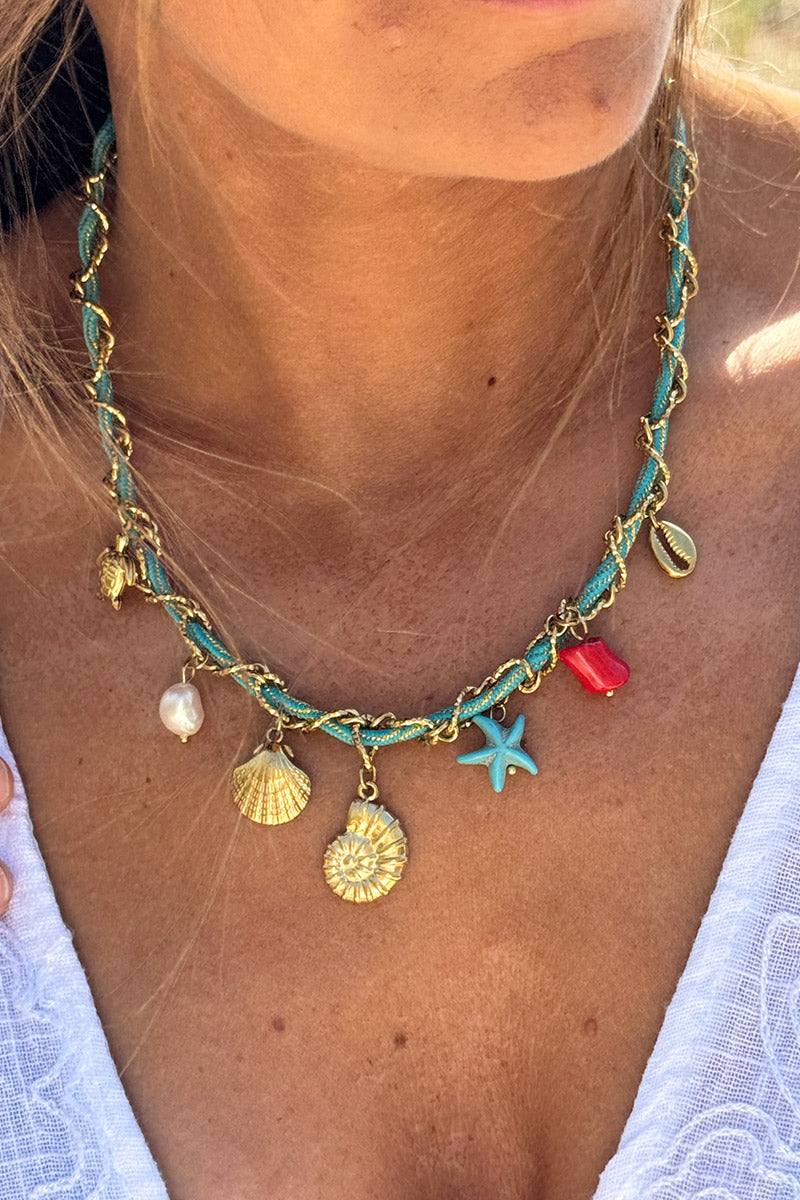 Collier maille dorée et corde turquoise torsade breloques coquillages et perles