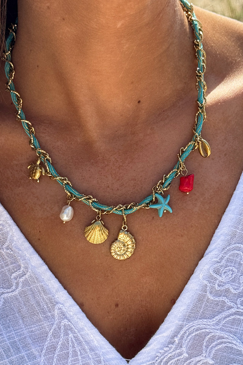 Collier maille dorée et corde turquoise torsade breloques coquillages et perles