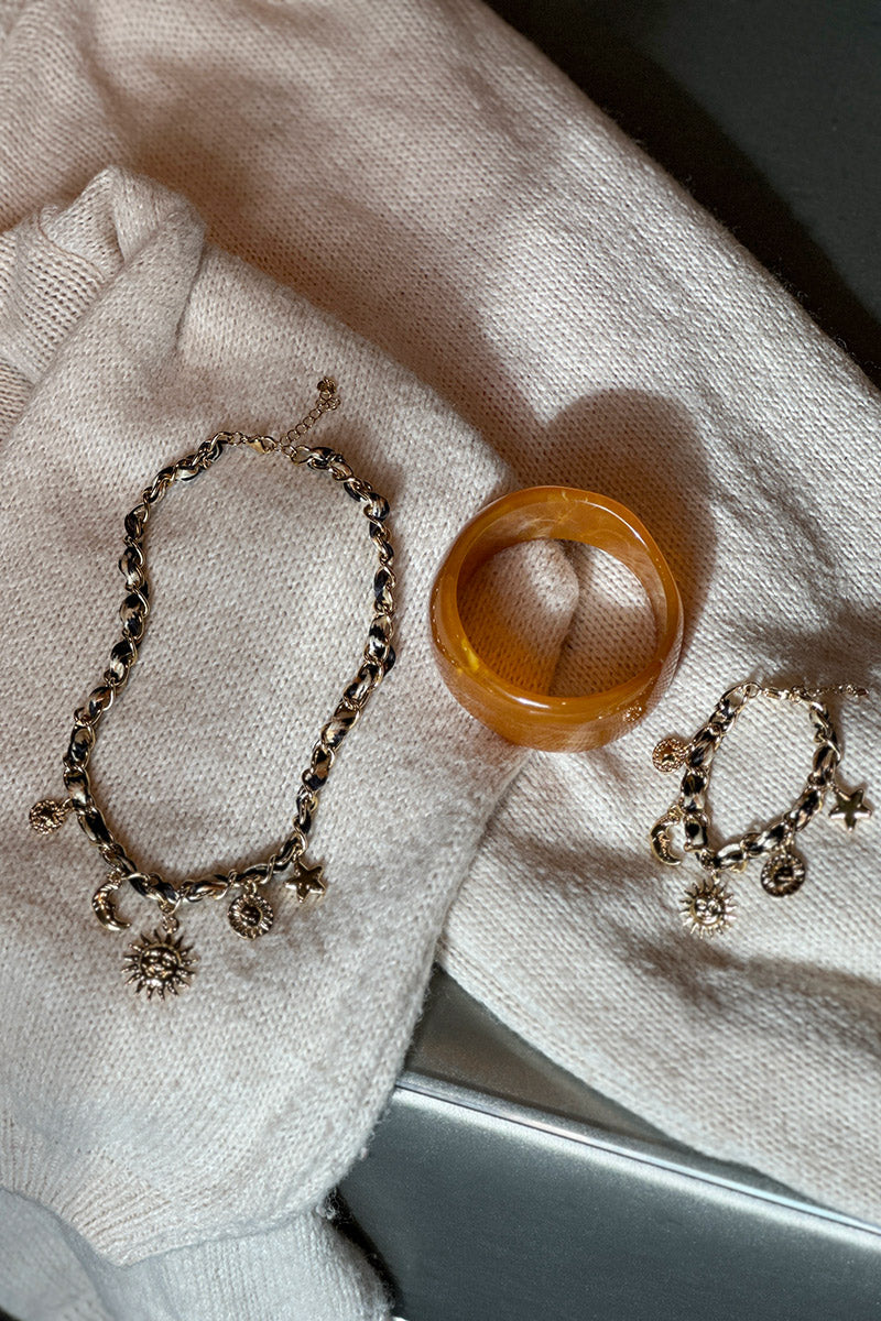 Collier maille dorée et tissu léopard avec pendentifs soleil, lune et étoile