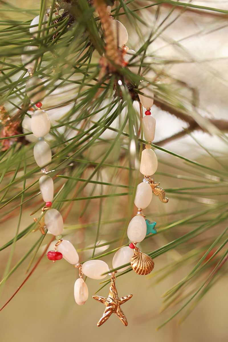 Collier en perles résines blanches style pierres breloques étoiles coquillages