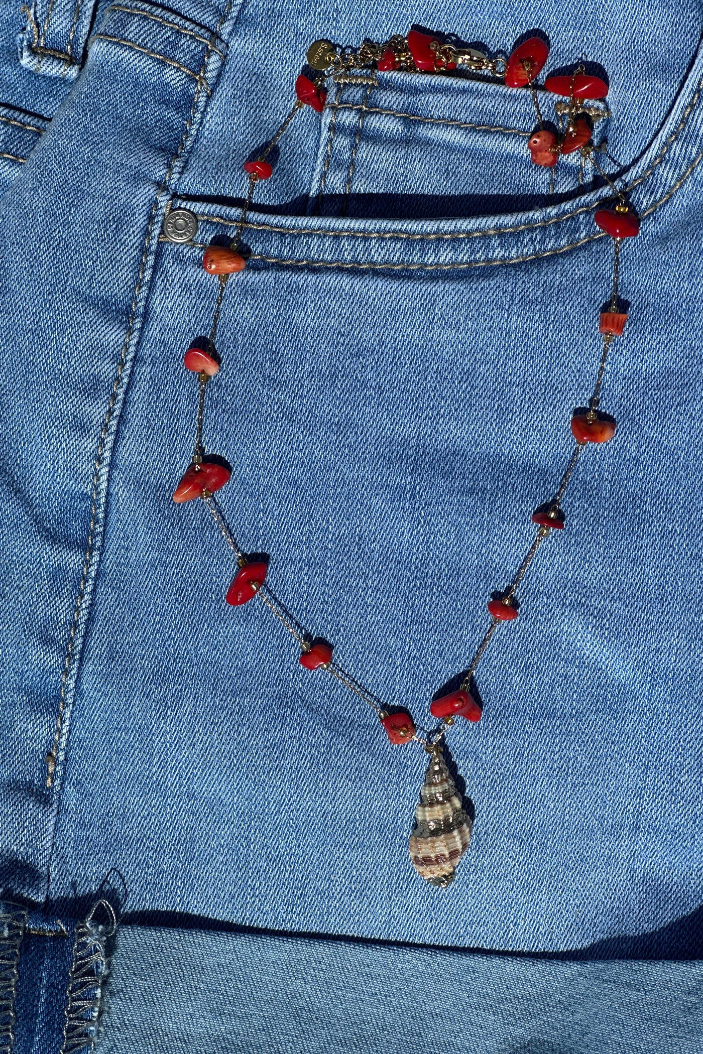 Collier petite chaine dorée et pierre résine corail pendentif coquillage