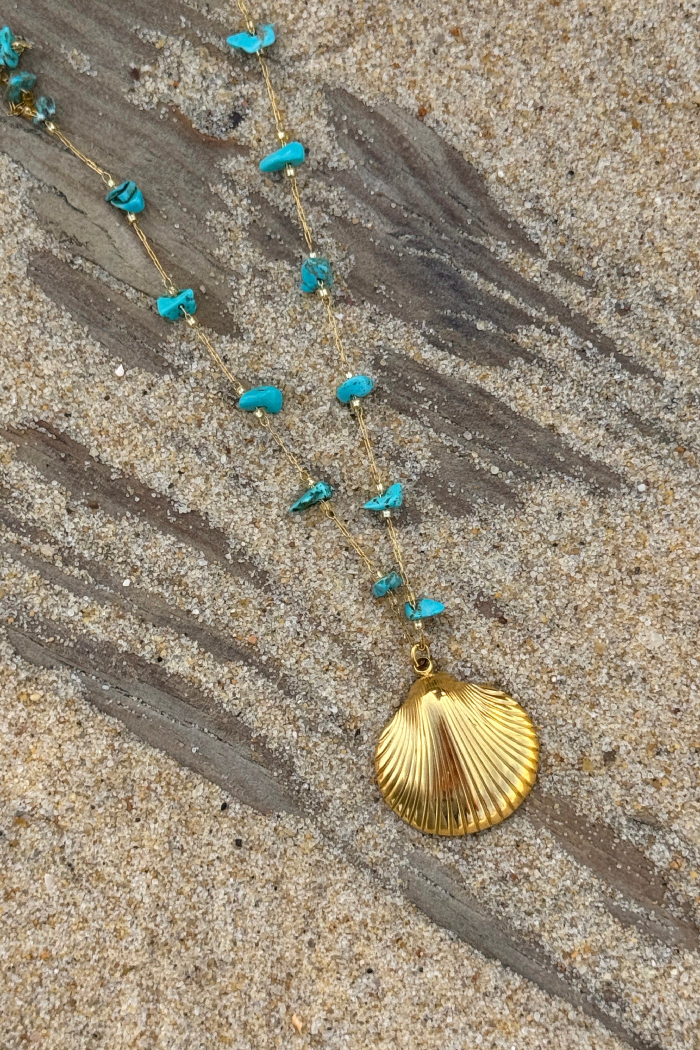 Collier petite chaine dorée et pierre résine turquoise pendentif coquillage