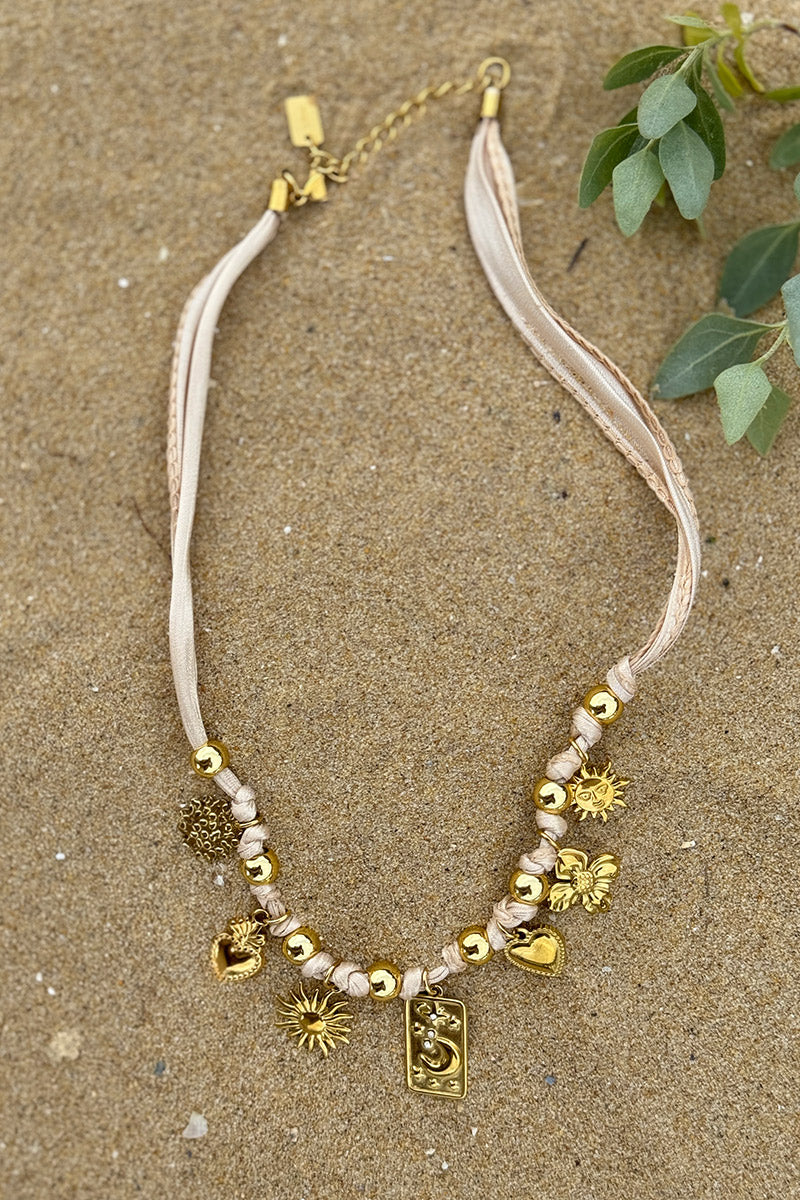 Collier ruban beige et pendentifs dorés trèfle soleil cœur et lune