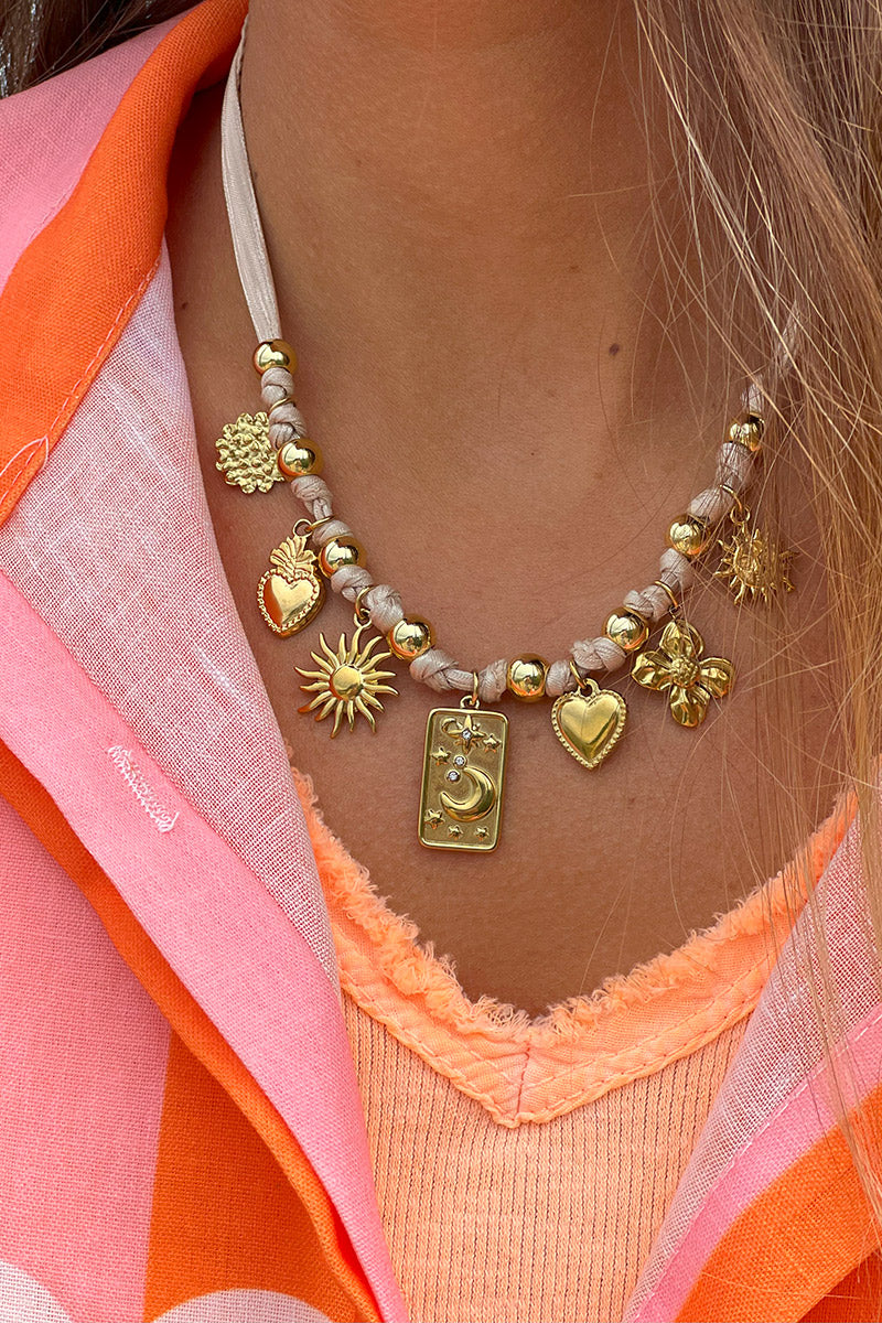 Collier ruban beige et pendentifs dorés trèfle soleil cœur et lune