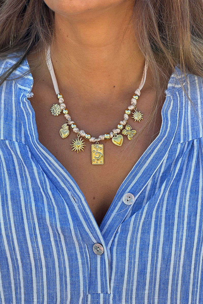 Collier ruban beige et pendentifs dorés trèfle soleil cœur et lune
