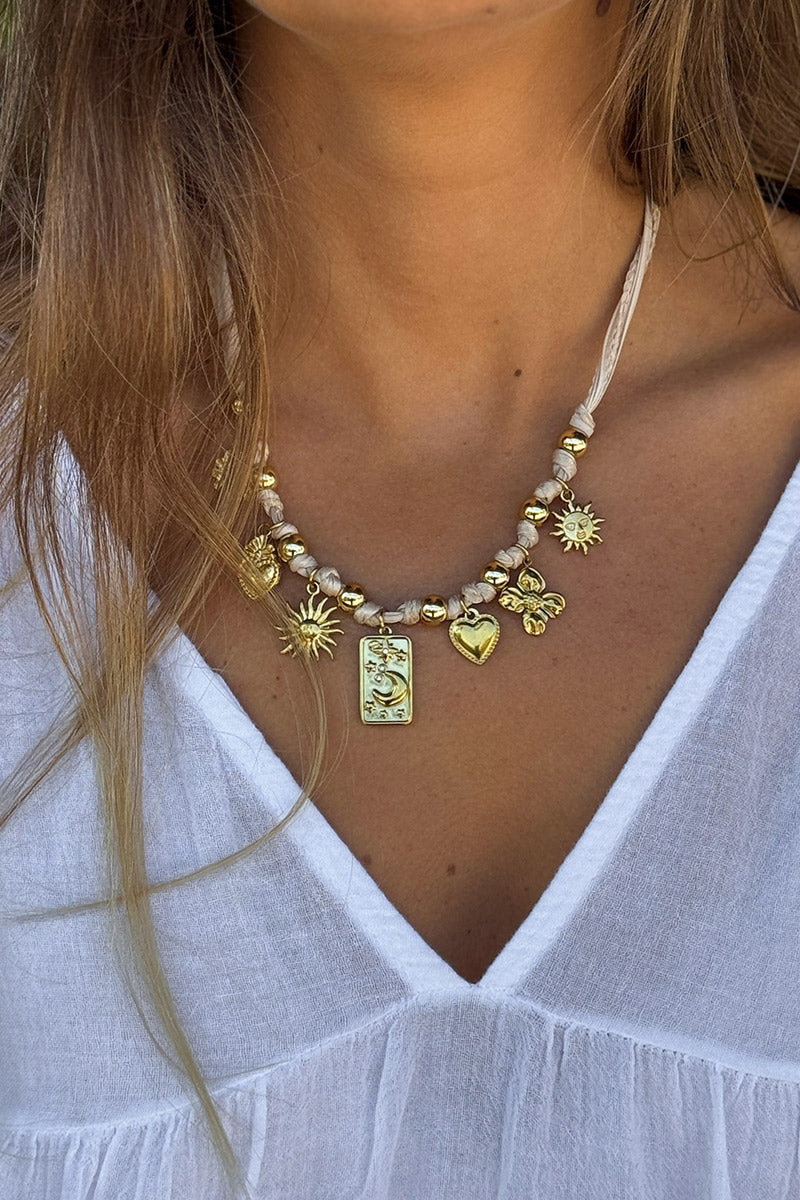 Collier ruban beige et pendentifs dorés trèfle soleil cœur et lune