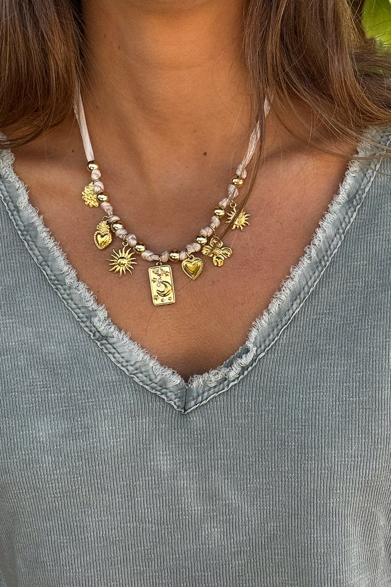 Collier ruban beige et pendentifs dorés trèfle soleil cœur et lune