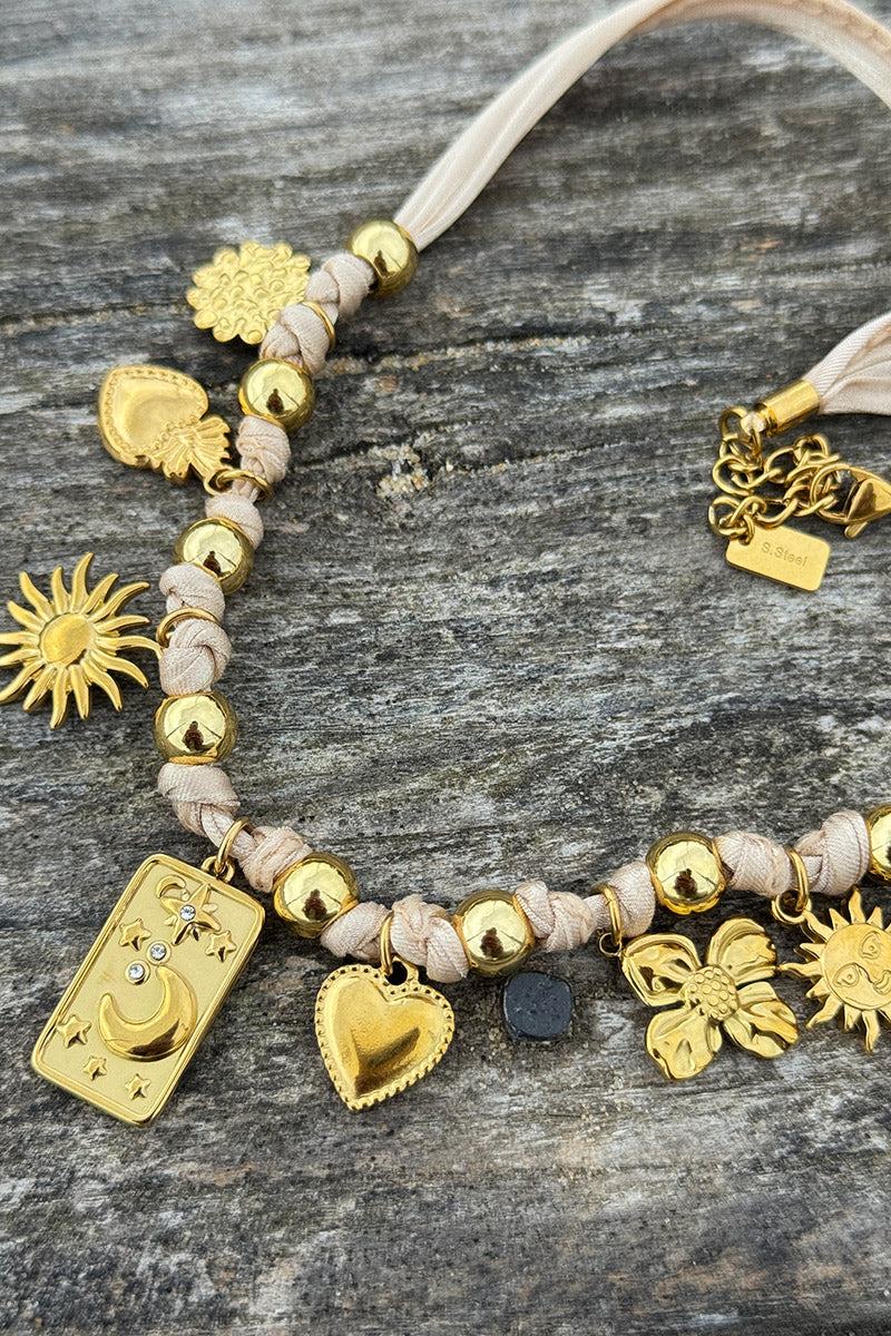 Collier ruban beige et pendentifs dorés trèfle soleil cœur et lune