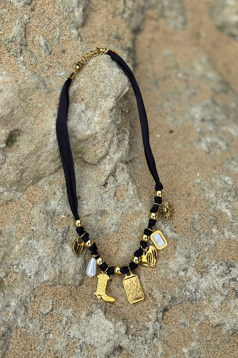 Collier ruban noir et pendentifs dores botte cowboy santiag soleil cœur