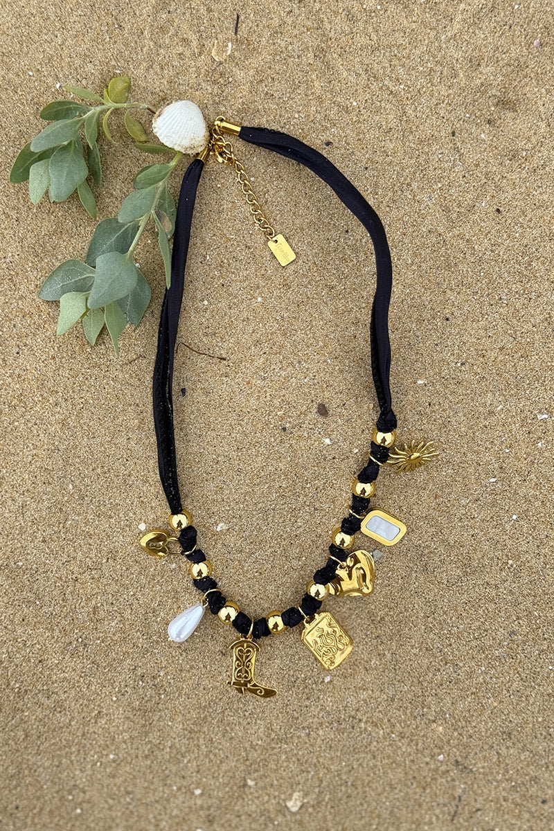 Collier ruban noir et pendentifs dores botte cowboy santiag soleil cœur