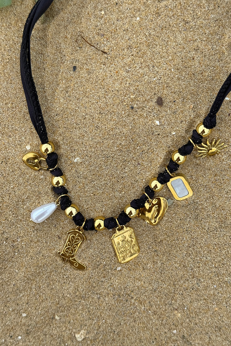 Collier ruban noir et pendentifs dores botte cowboy santiag soleil cœur