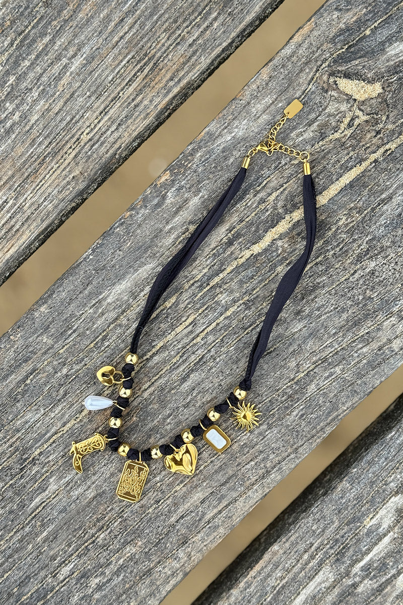 Collier ruban noir et pendentifs dores botte cowboy santiag soleil cœur