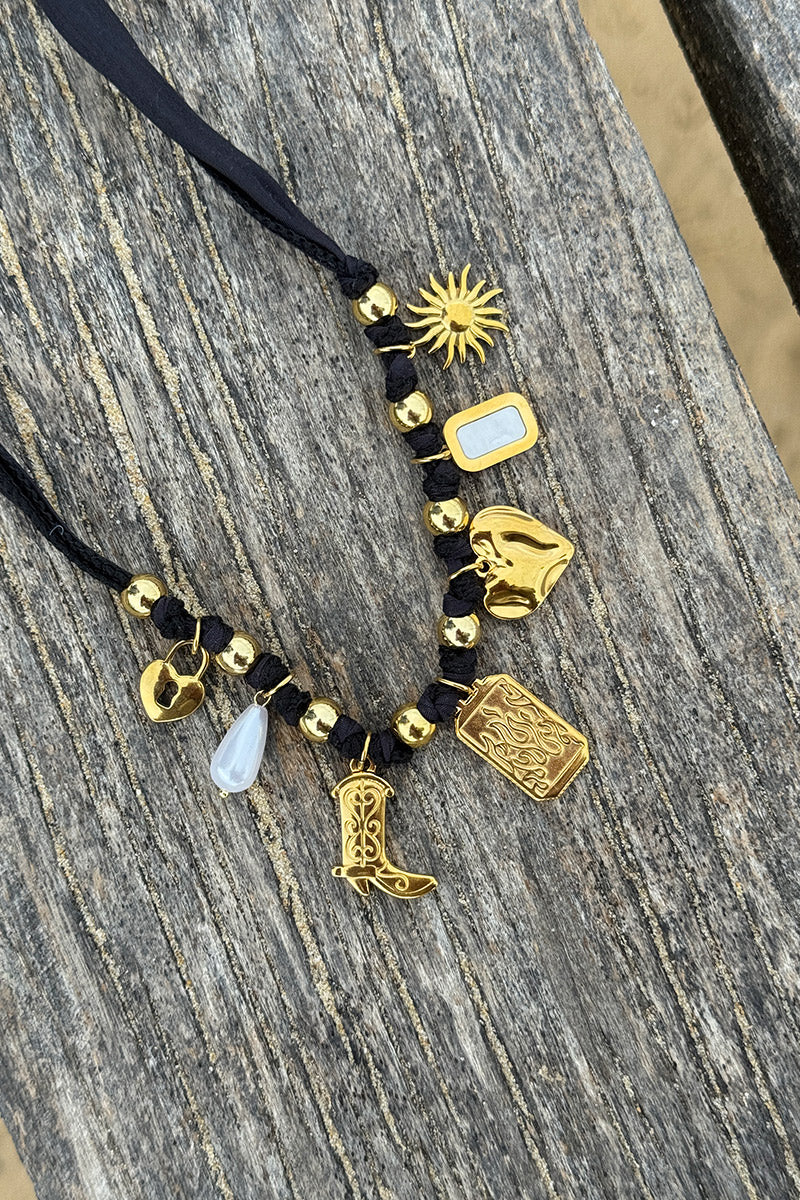 Collier ruban noir et pendentifs dores botte cowboy santiag soleil cœur