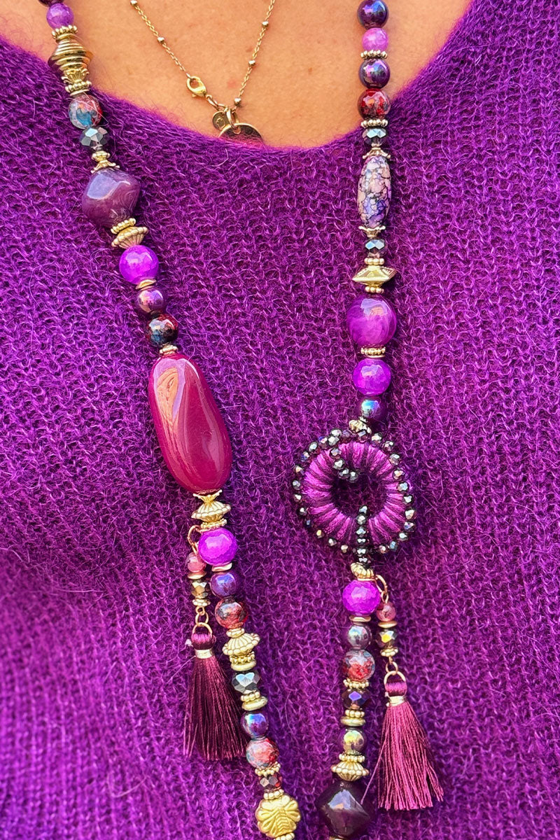 Collier sautoir en perles nuances de violet avec pompons et plumes