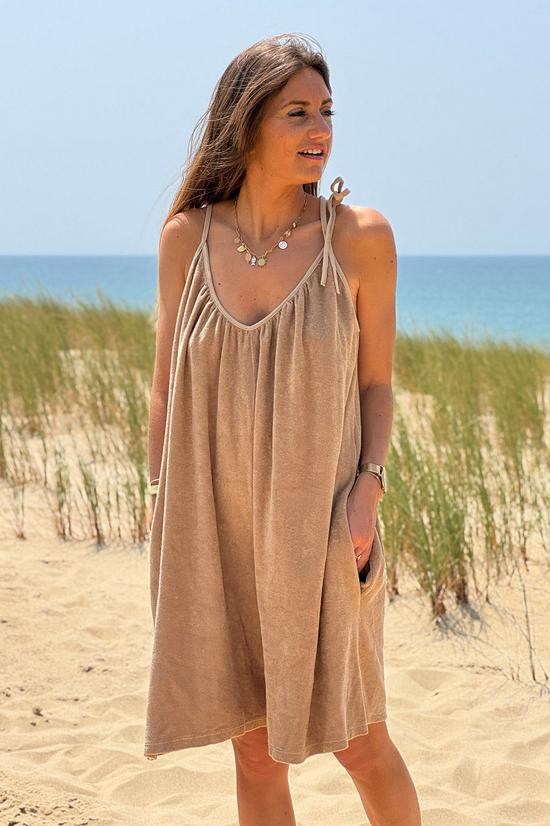 Combi short loose camel en éponge à bretelles