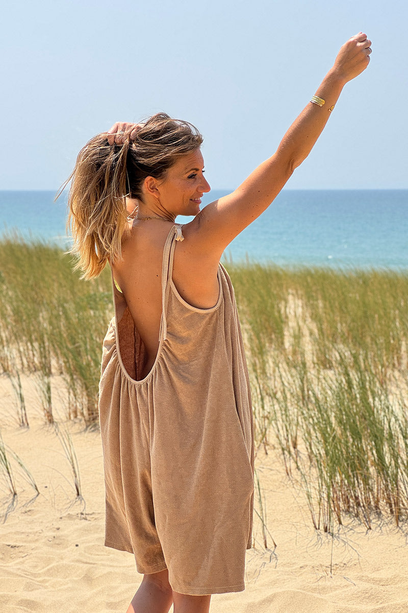 Combi short loose camel en éponge à bretelles