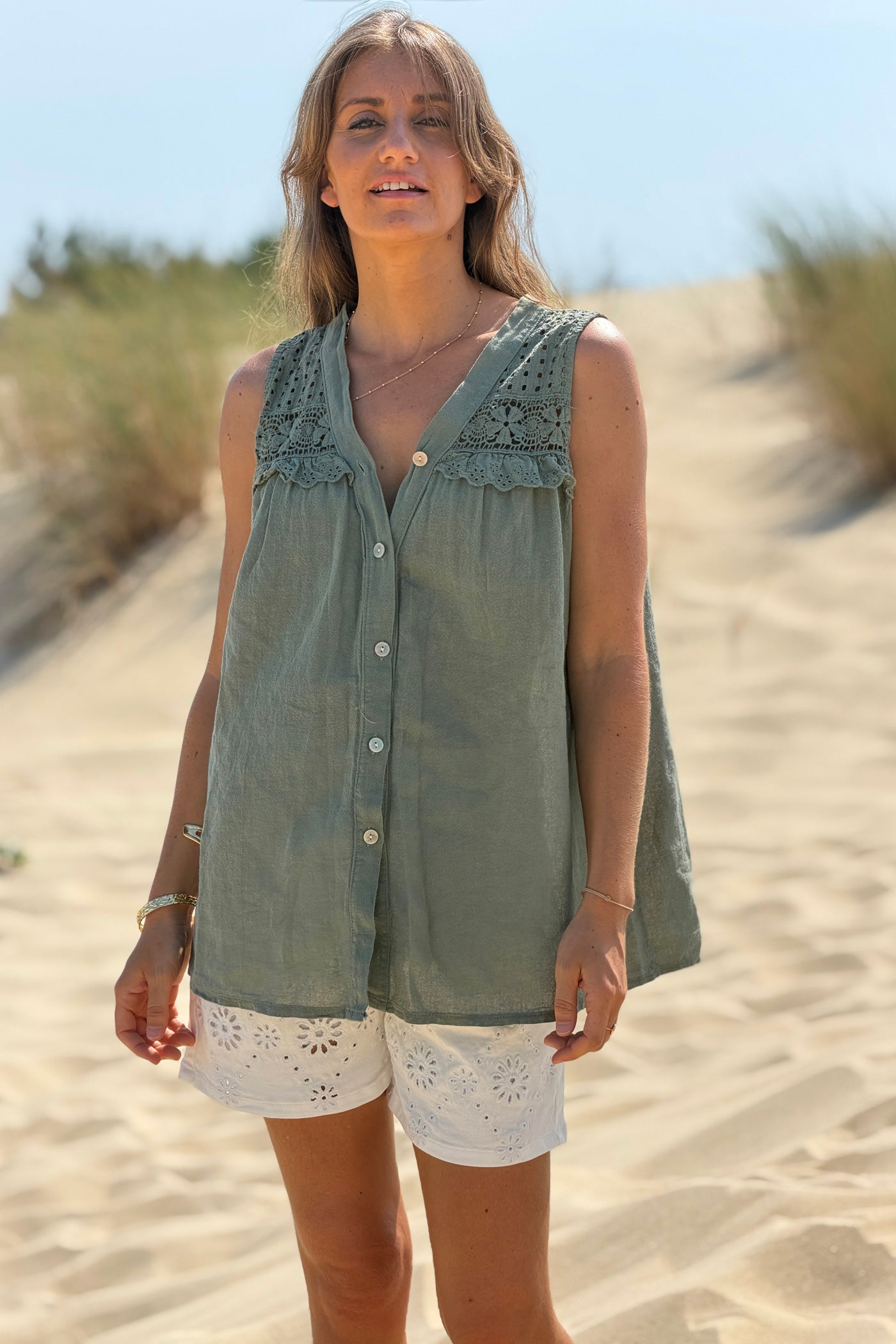 Débardeur à boutons kaki en coton effet piqué broderie et dentelle au col