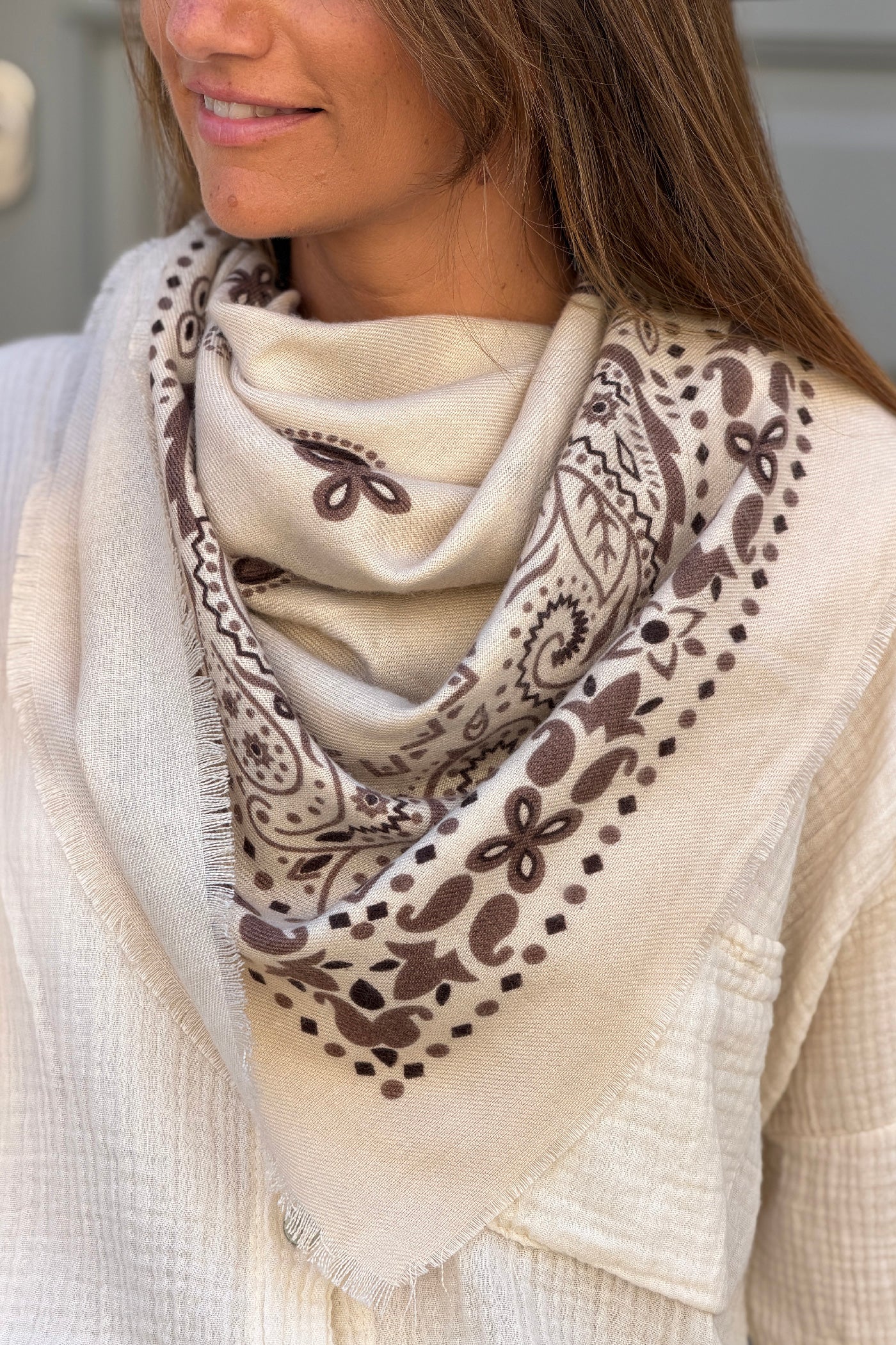 Écharpe beige douce imprimé bandana à finitions franges