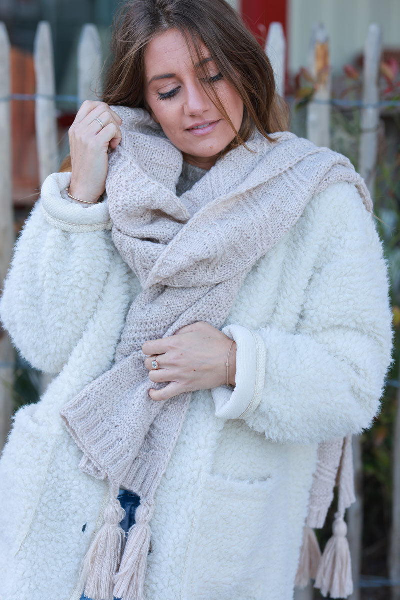 Écharpe beige en maille motifs en relief avec pompons