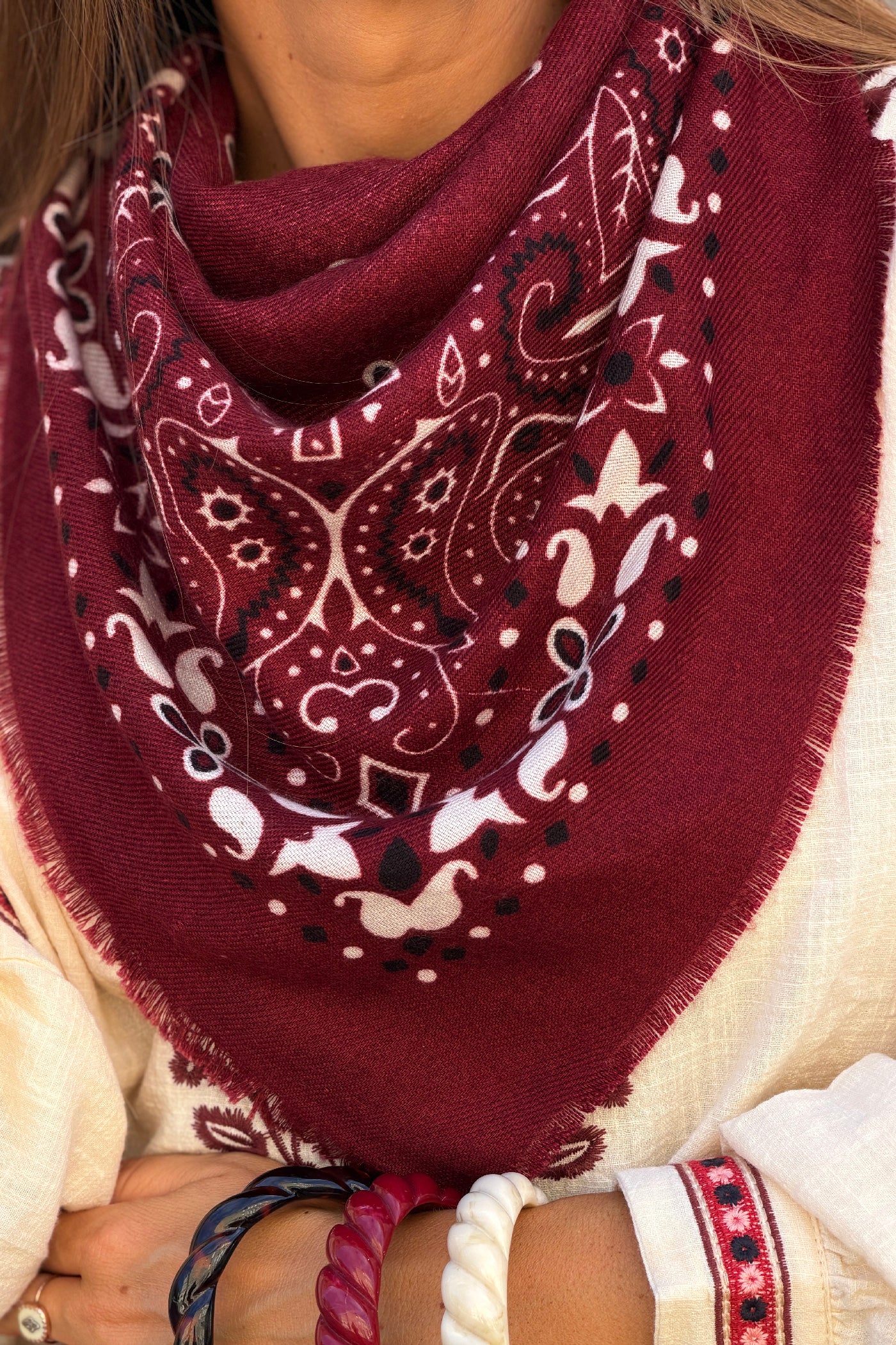 Écharpe bordeaux aubergine douce imprimé bandana à finitions franges
