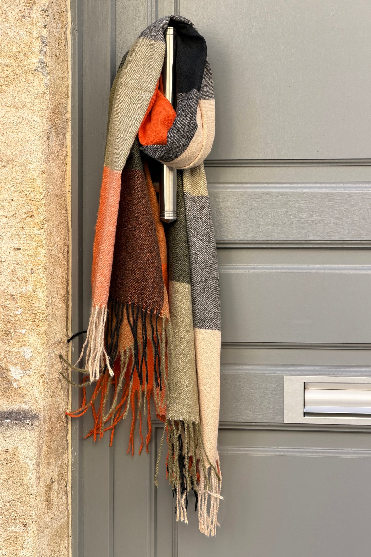 Echarpe douce à franges motif carreaux orange et kaki