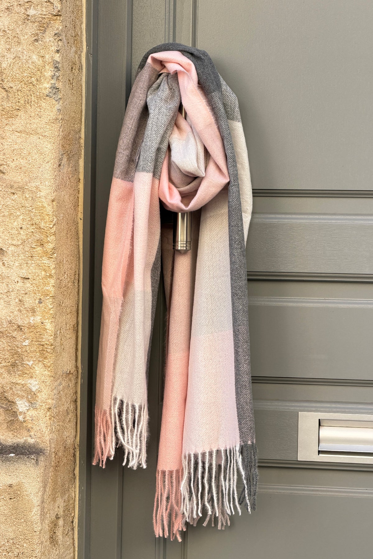 Echarpe douce à franges motif carreaux rose et gris