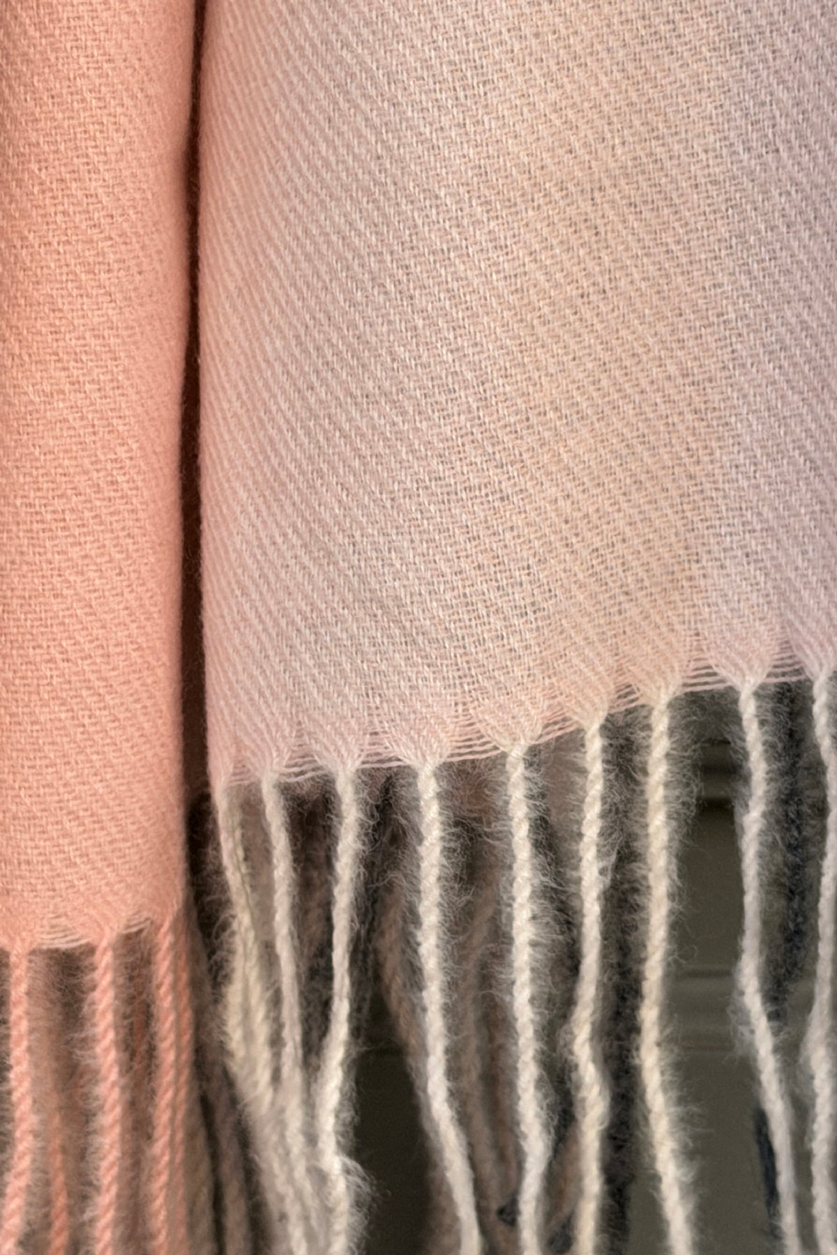 Echarpe douce à franges motif carreaux rose et gris