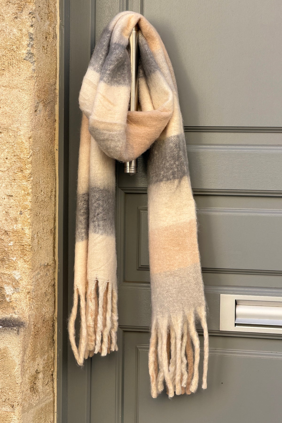 Echarpe douce et chaude à carreaux beige avec franges
