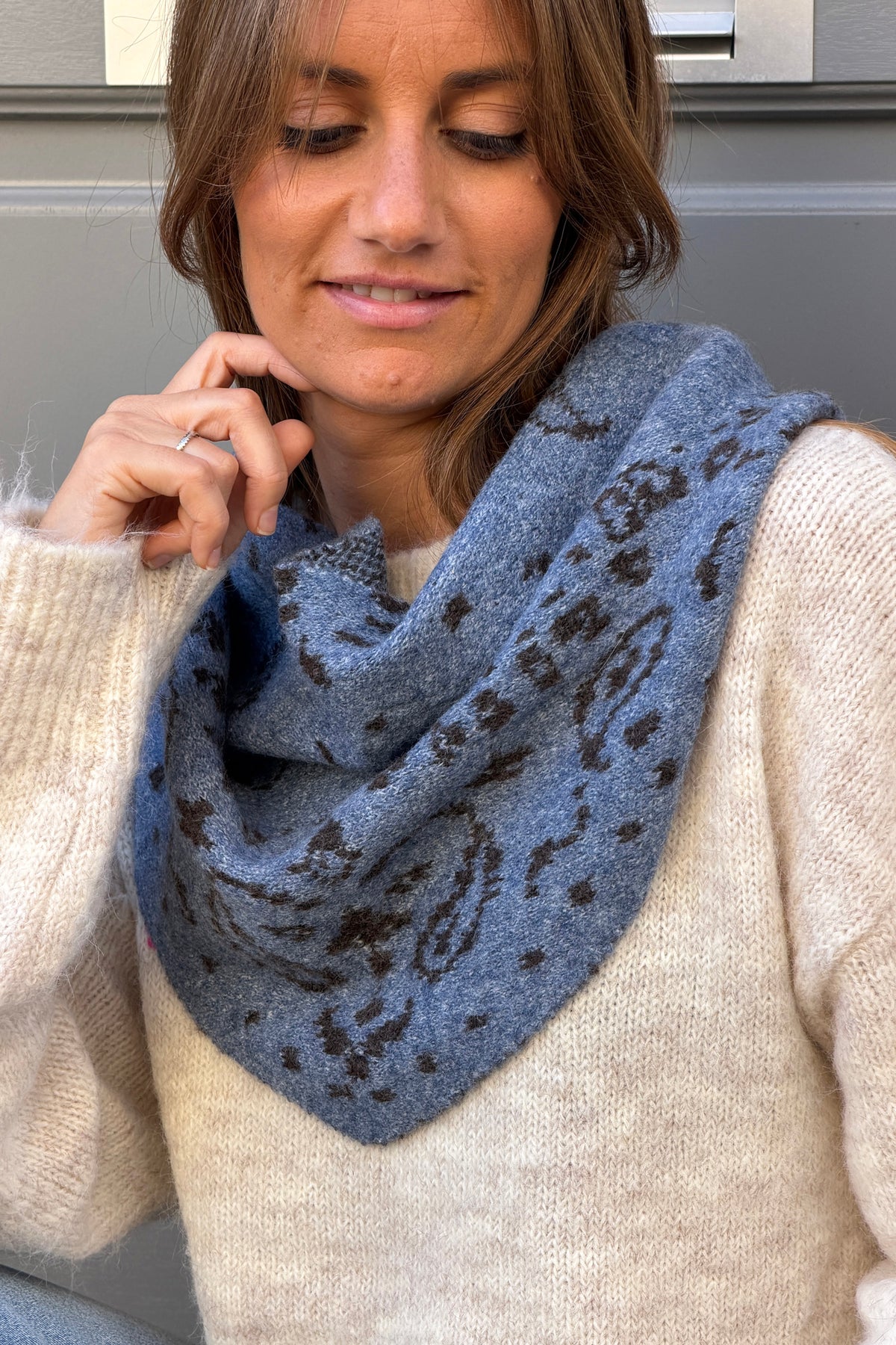 Echarpe foulard en maille bleu motif bandana