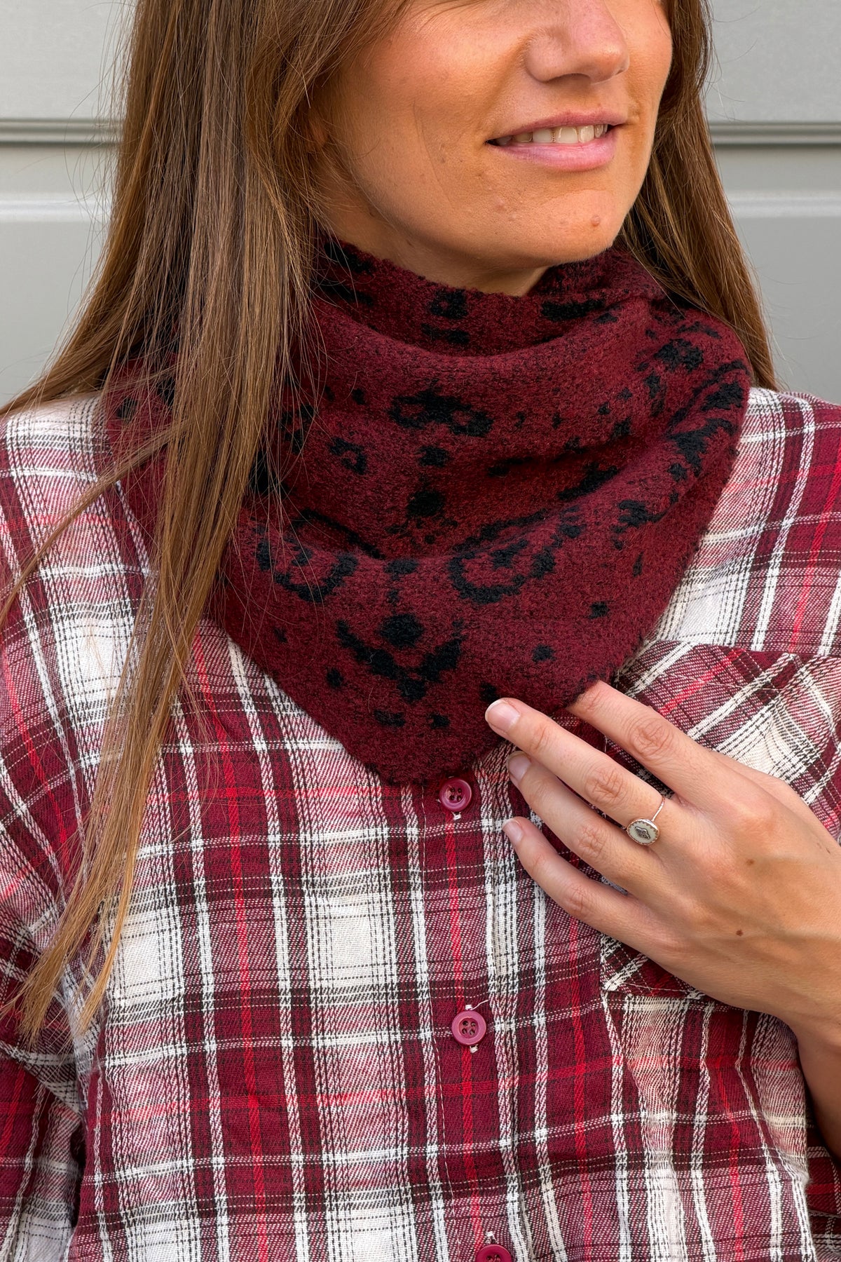 Echarpe foulard en maille bordeaux aubergine motif bandana