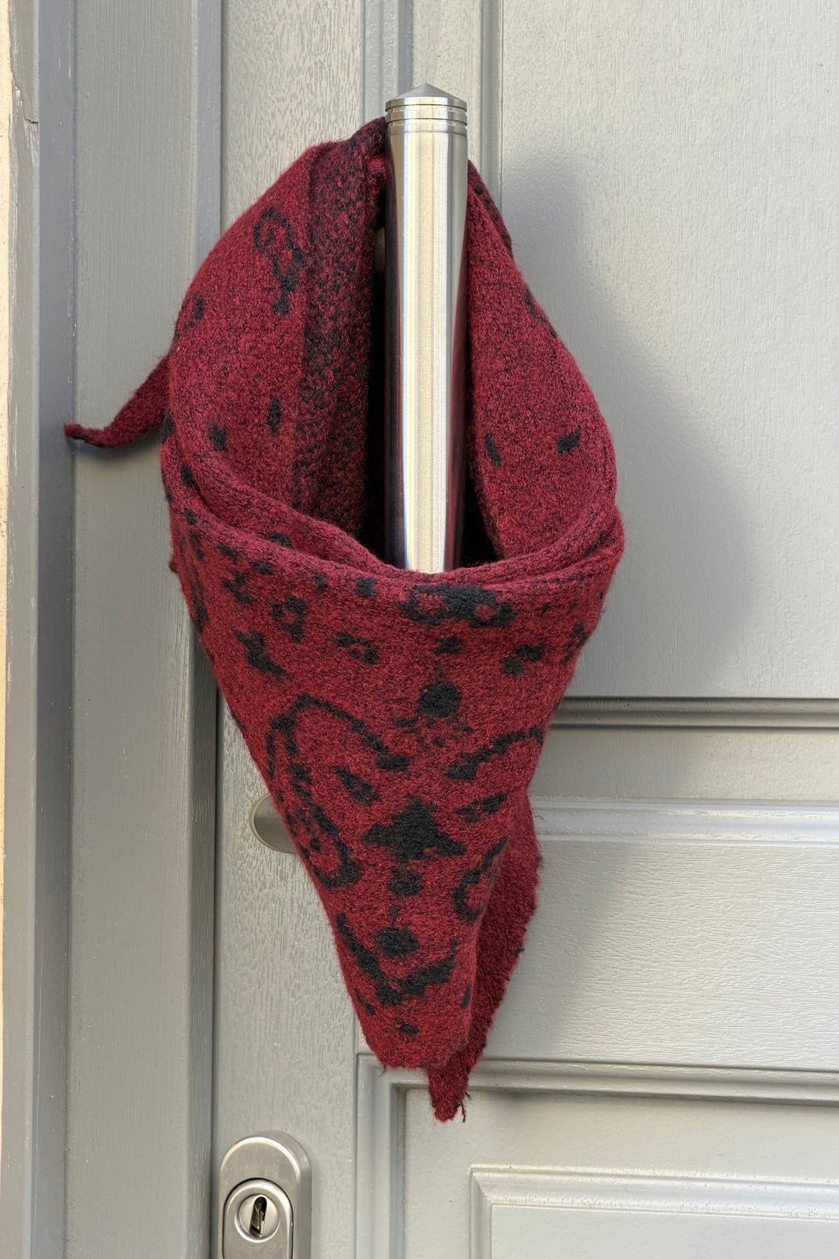 Echarpe foulard en maille bordeaux aubergine motif bandana