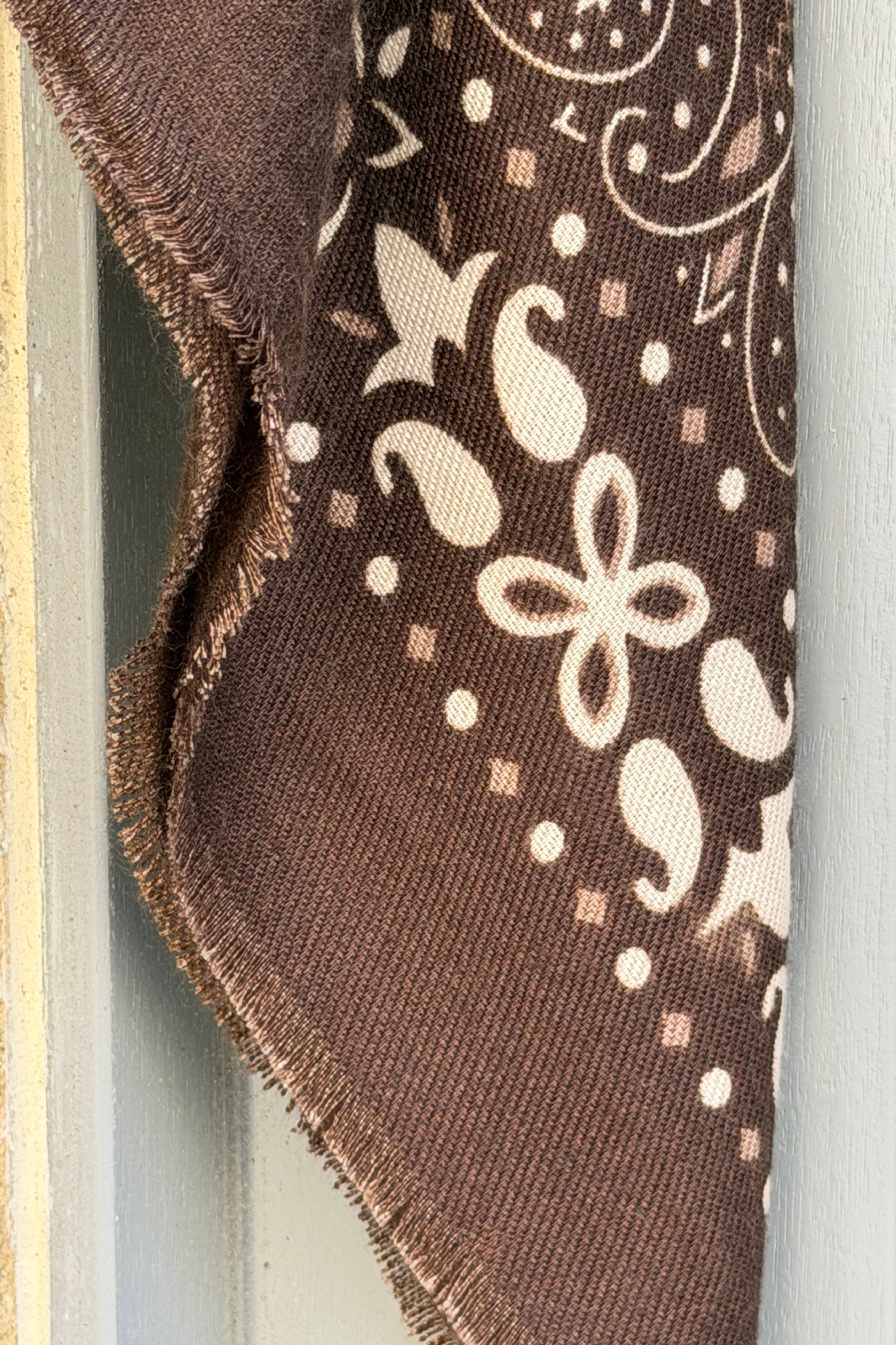 Écharpe marron douce imprimé bandana à finitions franges