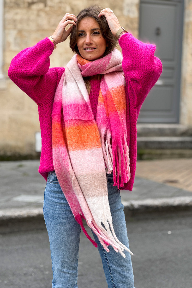 Écharpe toute douce à carreaux fuchsia avec franges