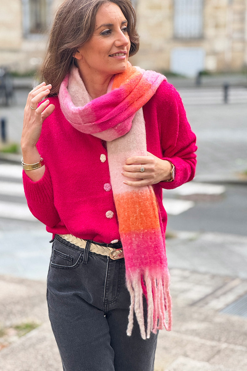 Écharpe toute douce à carreaux fuchsia avec franges