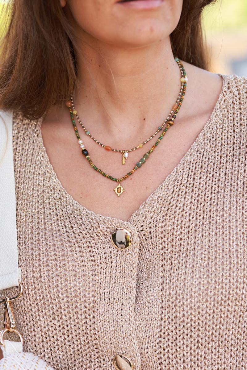Ensemble de 2 colliers de perles fines dans les tons kaki avec pendentifs