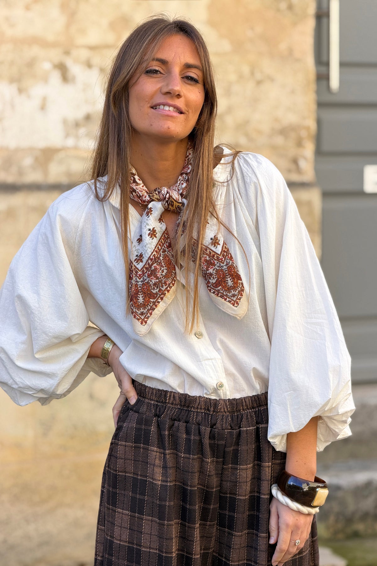 Foulard carré beige motif paisley et rosace camel et noir