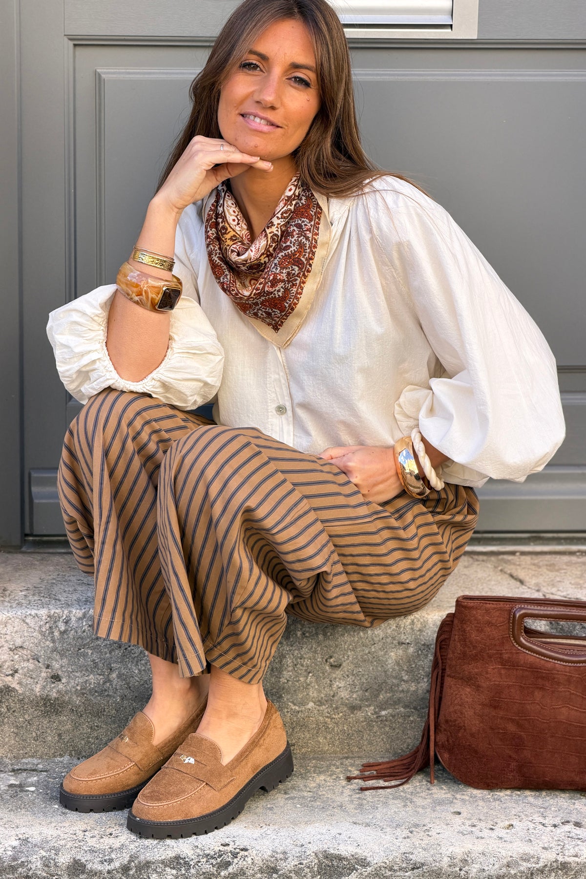 Foulard carré beige motif paisley et rosace camel et noir