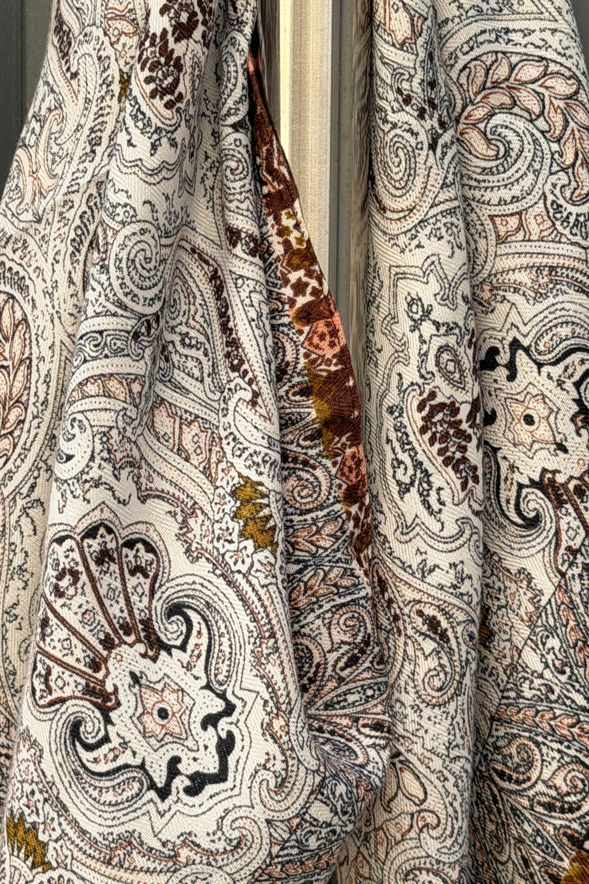 Foulard carre blanc motif Paisley cachemire fin détails rose et camel