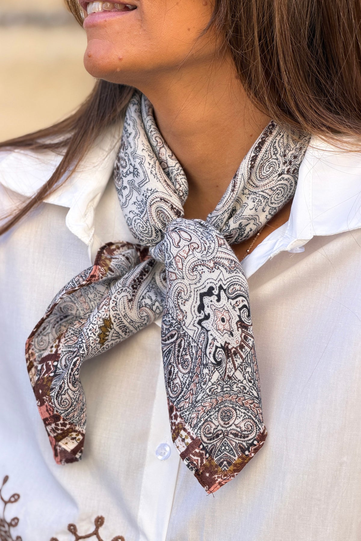 Foulard carre blanc motif Paisley cachemire fin détails rose et camel
