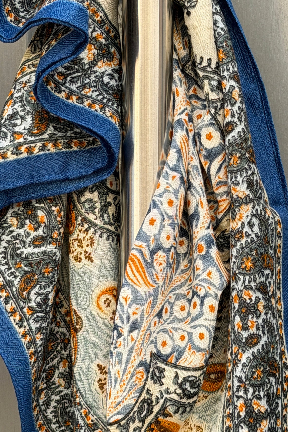 Foulard carré bleu motif paisley et rosace moutarde