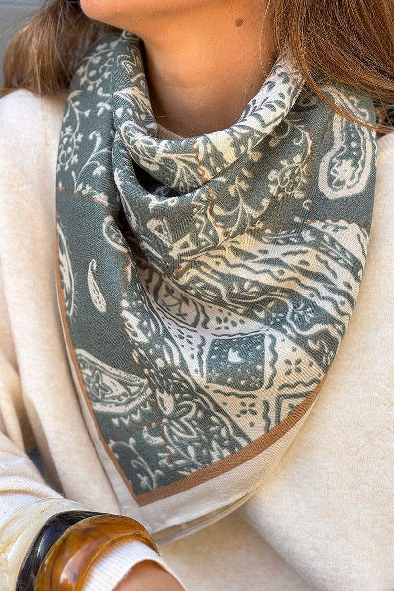 Foulard carré vert sauge imprimé cachemire paisley style bandana