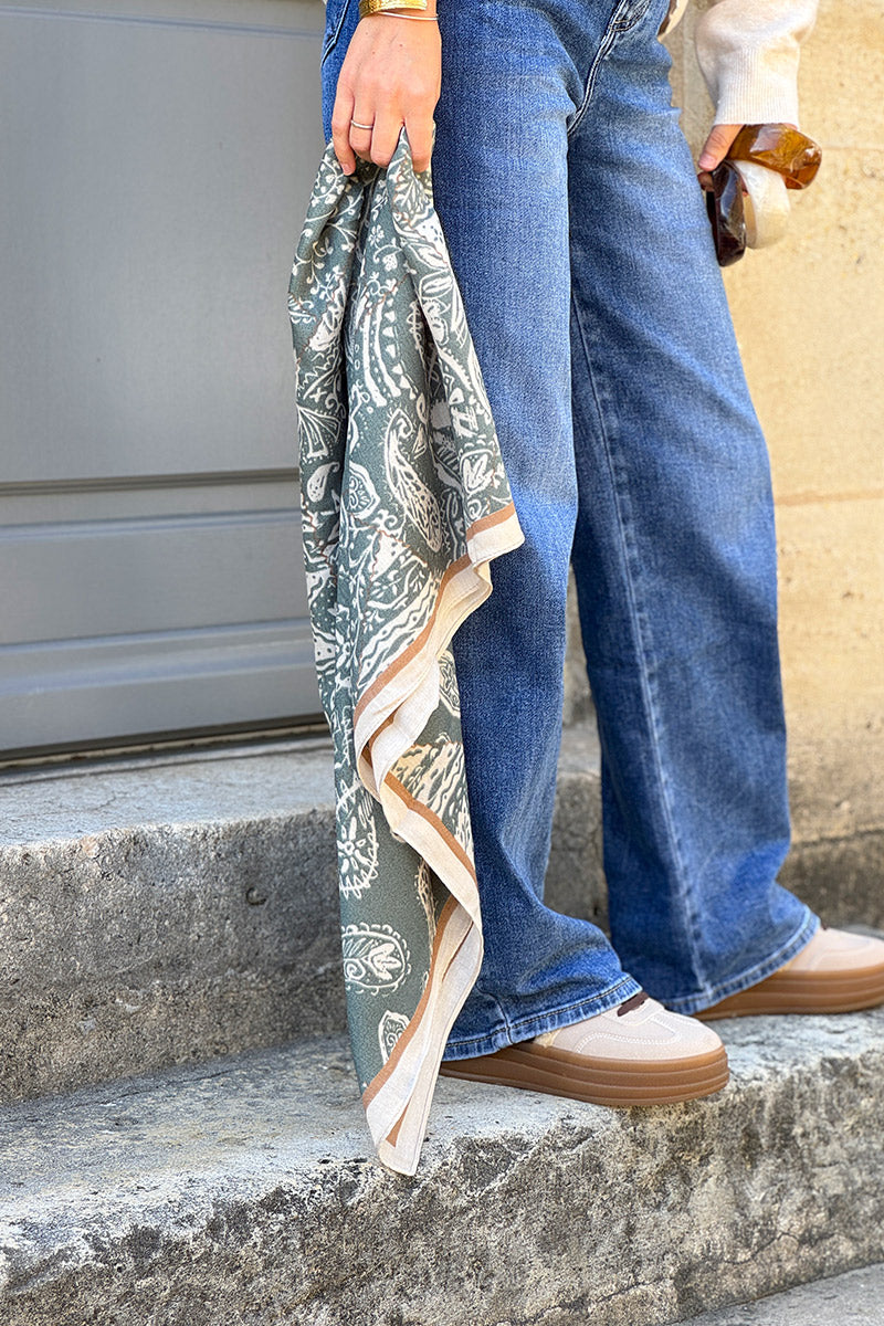 Foulard carré vert sauge imprimé cachemire paisley style bandana