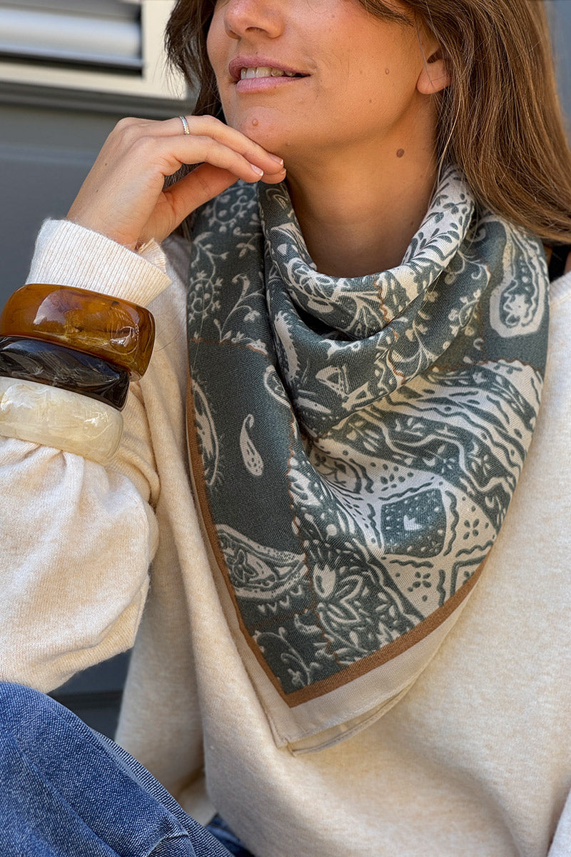Foulard carré vert sauge imprimé cachemire paisley style bandana