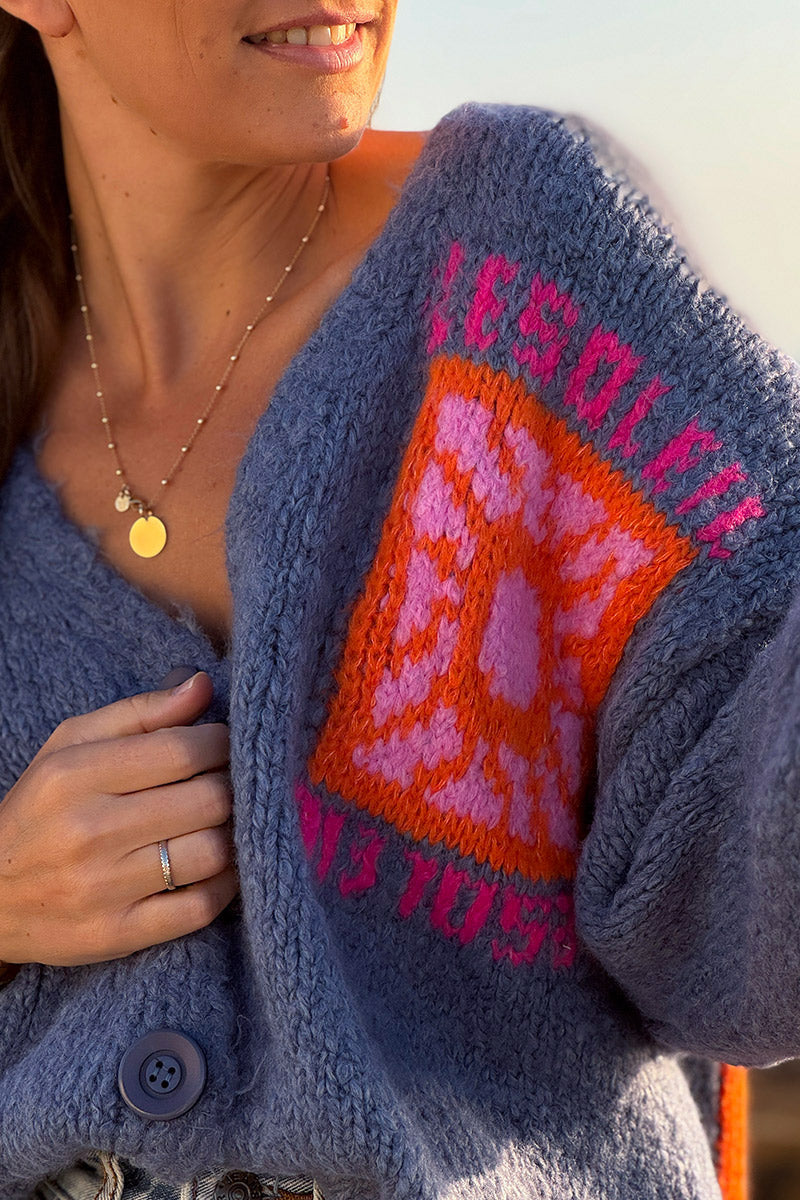 Gilet bleu jean en grosse maille avec gros boutons le Soleil manches bouffantes
