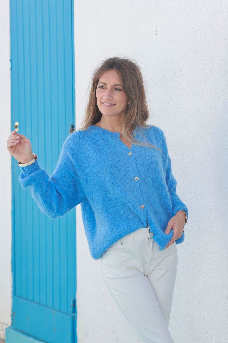 Gilet bleu jean en maille baby alpaga à boutons nacrés col rond