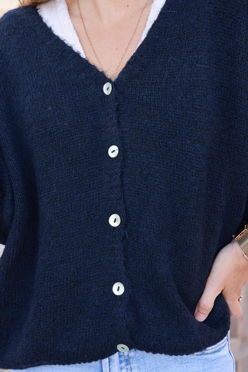 Chaleco de punto azul marino con botones de perla