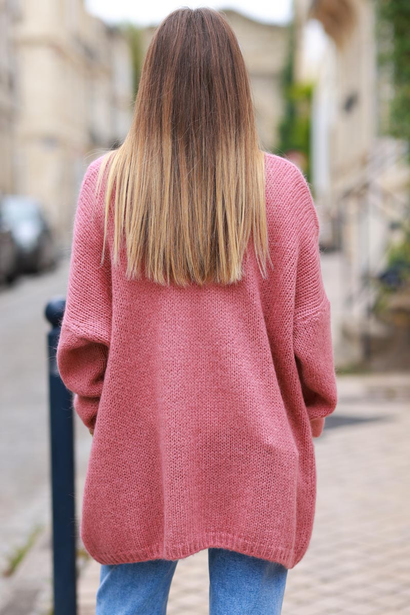 Chaleco de palisandro con cuello envolvente y bolsillos.