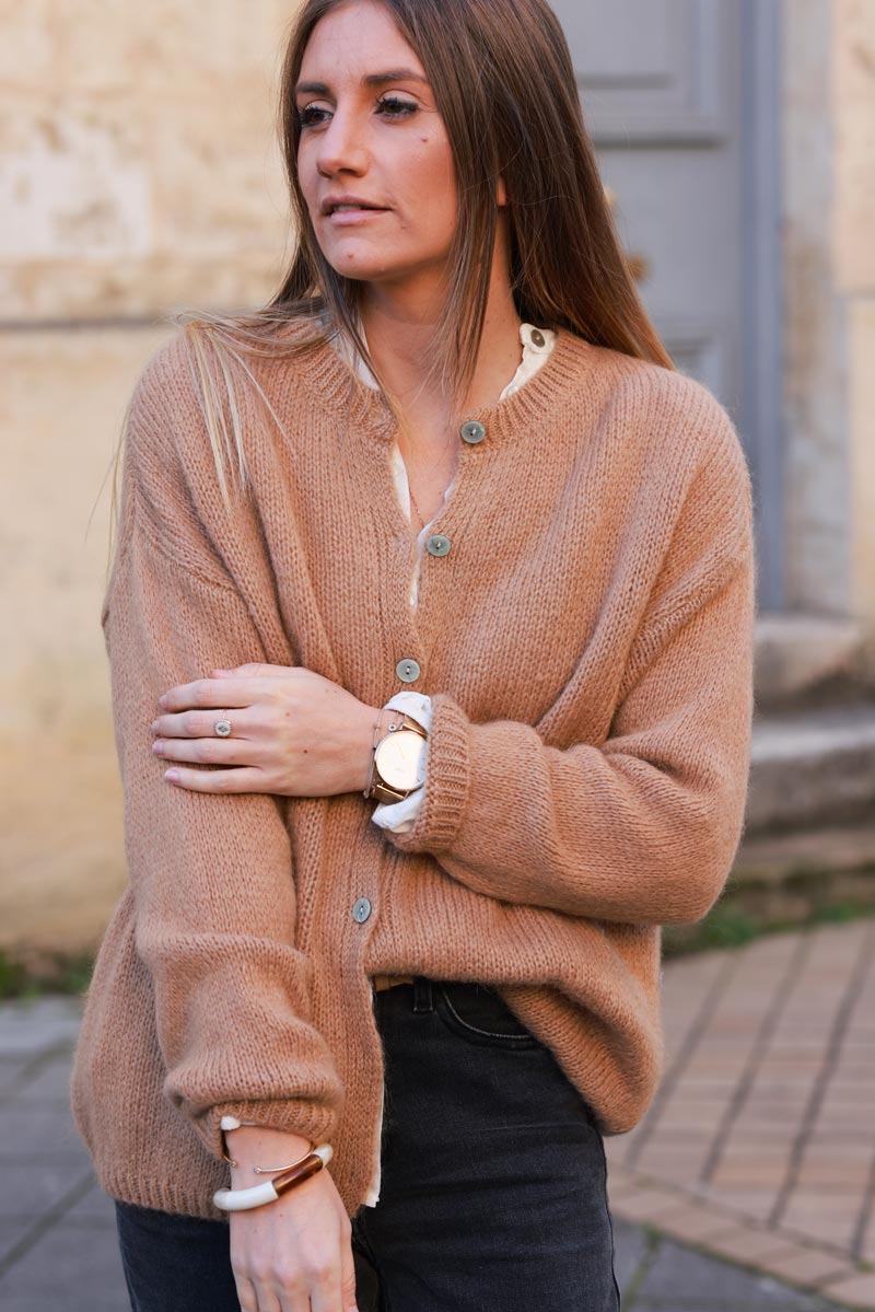 Gilet camel en maille mohair boutons nacrés