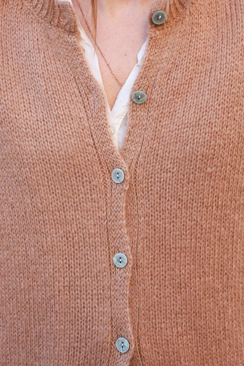 Gilet camel en maille mohair boutons nacrés