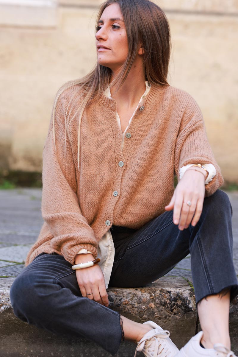 Gilet camel en maille mohair boutons nacrés